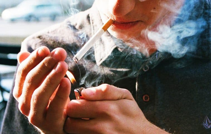 Thói quen hút thuốc Hút thuốc không chỉ ảnh hưởng đến phổi mà còn ảnh hưởng nặng nề đến gan của bạn. Hút thuốc còn là nguyên nhân gây nên bệnh ung thư.