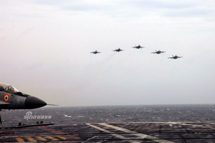 Phi đội hỗn hợp tiêm kích MiG-29K và F/A-18E/F bay trên đầu tàu sân bay INS Vikramaditya của Hải quân Ấn Độ. Nguồn ảnh: Sina