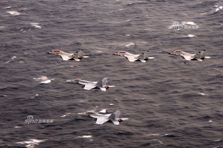 Lần đầu tiên tiêm kích hạm MiG-29K/KUB (Nga sản xuất) hiệp đồng với F/A-18 của Mỹ. Nguồn ảnh: Sina