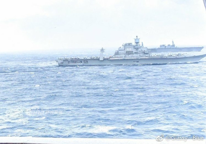 Ngoài Vikramaditya, Hải quân Ấn Độ còn triển khai đội hình hùng hậu tham gia tập trận lớn nhất hành tinh gồm: một tàu khu trục INS Ranvir; 2 tàu hộ vệ tàng hình INS Shivalik và Sahyadri; một tàu săn ngầm INS Kamorta; hai tàu hộ vệ tên lửa nhỏ INS Kora và Kirpan, một tàu ngầm Kilo; một tàu tiếp dầu JNS Jyoti và máy bay săn ngầm P-8I. Nguồn ảnh: Sina