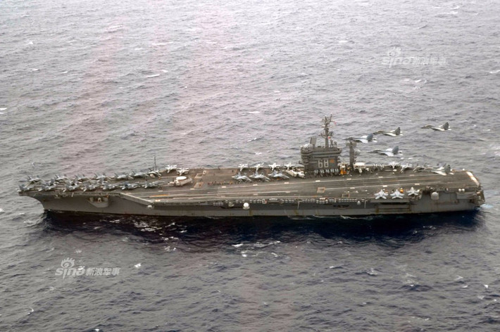 Ngoài USS Nimitz (CVN-68), Hải quân Mỹ còn triển khai các tàu tuần dương tên lửa USS Princeton (CG59), 3 tàu khu trục USS Howard (DDG-83), USS Shoup (DDG-86) và USS Kidd (DDG-100), một tàu ngầm tấn công Los Angeles và máy bay săn ngầm P-8A Poseidon. Nguồn ảnh: Sina