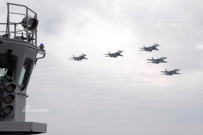 Về phía Lực lượng phòng vệ biển Nhật Bản (JMSDF) thì triển khai tàu sân bay trực thăng JS Izumo (DDG-83) và tàu khu trục JS Sazanami (DD-113). Nguồn ảnh: Sina