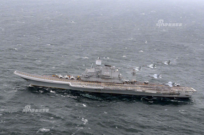 Tàu sân bay INS Vikramaditya hiện là tàu chiến lớn nhất của Hải quân Ấn Độ, vốn được cải tạo từ một tàu tuần dương cũ của Liên Xô. Nó có thể chở tới 26 máy bay MiG-29K. Nguồn ảnh: Sina