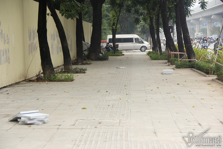 Một số đoạn khác dọc tuyến Nguyễn Trãi đã được xếp sẵn đá mới để chờ tháo dỡ đá cũ bị hư hỏng.