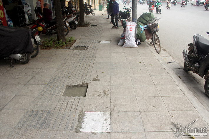 Một đoạn vỉa hè ngắn nhưng phải thay tới 4-5 viên đá.