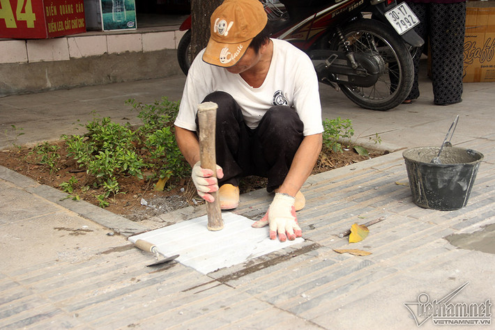 Quận Thanh Xuân cũng nêu khó khăn, vướng mắc trong quá trình triển khai thi công là hầu hết quá trình lát đá vào buổi tối để tránh ách tắc giao thông.