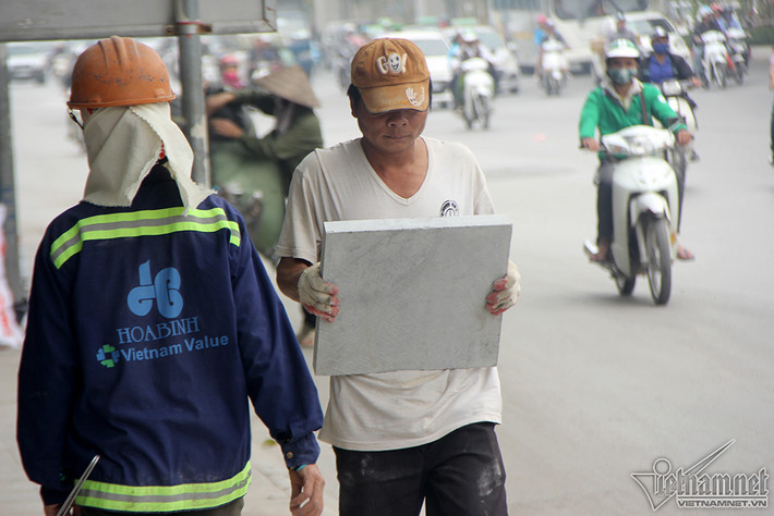 Tuy nhiên, sau khoảng 4 tháng đưa vào sử dụng, nhiều vị trí lát đá tự nhiên có độ bền nửa thế kỷ bị bong tróc, cập kênh, vỡ vụn.