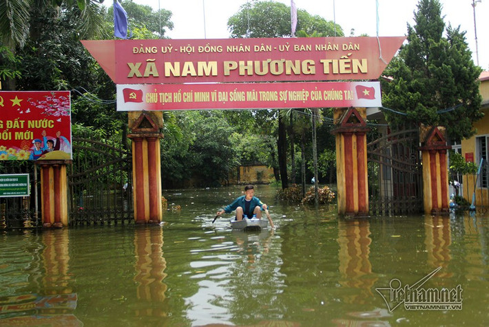 Thống kê của xã, có 842 hộ gia đình bị ngập lụt, khiến hơn 4.000 người bị đảo lộn cuộc sống sinh hoạt. Giếng đào đã bị ngập, giếng khoan không thể lấy nước do ngành điện lực cắt điện toàn phần, không thể vận hành máy bơm. Tối đến, nhiều ngôi nhà không điện tối đen như mực.