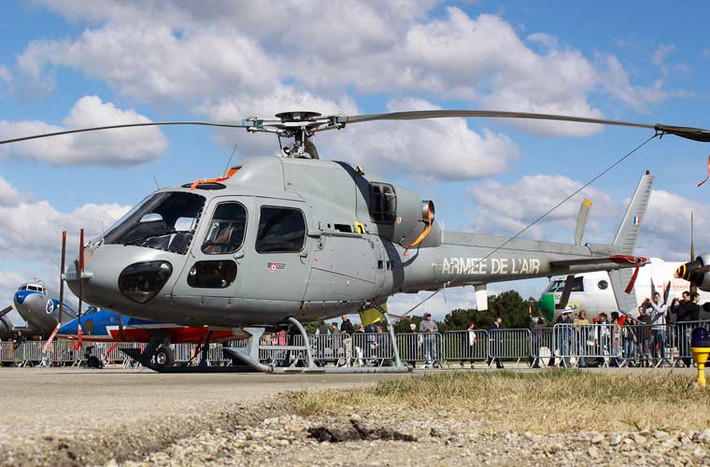 Trong đó, AS555 Fennec là trực thăng đa năng hạng nhẹ do hãng Aérospatiale (nay đã sáp nhập chung vào liên doanh Airbus Helicopters) thiết kế, giới thiệu lần đầu năm 1990. Mẫu trực thăng này có thể đáp ứng nhiều nhiệm vụ như trinh sát, vận tải, tấn công, tìm kiếm cứu hộ cứu nạn và huấn luyện.