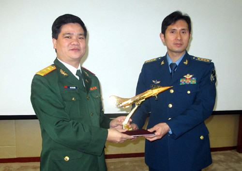 Đại tá Phương Vận Bình, Phó Sư đoàn trưởng Sư đoàn Không quân 28 thay mặt Sư đoàn tặng quà lưu niệm cho Đoàn sĩ quan trẻ Quân đội nhân dân Việt Nam. Ảnh: báo Quân đội Nhân dân