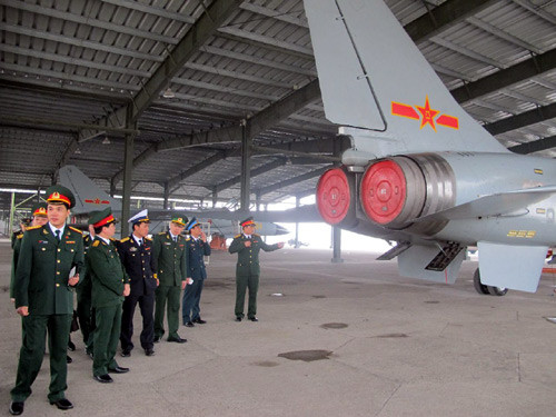 Trong khuôn khổ chuyến thăm và giao lưu với sĩ quan trẻ Quân giải phóng nhân dân Trung Quốc diễn ra từ ngày 17 đến 24/3, Đoàn sĩ quan trẻ Quân đội Nhân dân Việt Nam đã có chuyến thăm tới Sư đoàn Không quân 28 bảo vệ thủ đô Bắc Kinh. Trong ảnh, đoàn sĩ quan trẻ Việt Nam thăm quan các máy bay chiến đấu chủ lực của Sư đoàn 28. Ảnh: báo Quân đội Nhân dân
