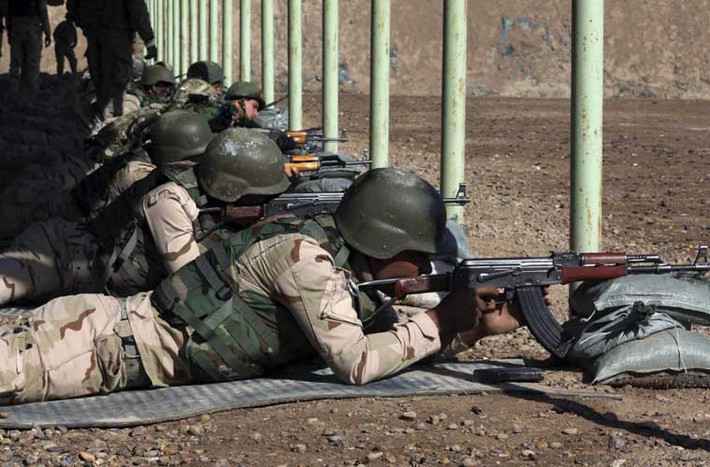 Ở một khu vực khác, các binh sĩ Iraq đang tập bắn AK-47 với sự hỗ trợ từ giáo viên Mỹ.