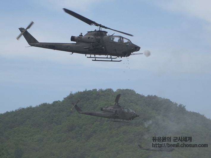Trực thăng tấn công AH-1F/S đang nã pháo 20mm vào mục tiêu mặt đất.