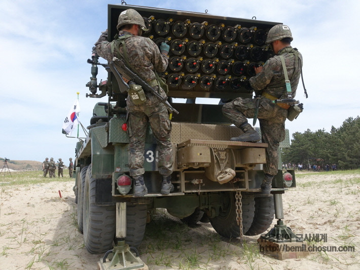 Kiểm tra đạn rocket 130mm trên bệ pháo K136.