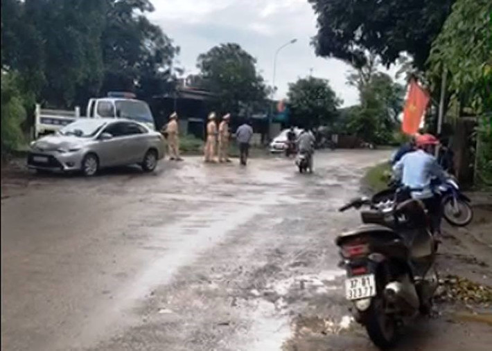 Lực lượng CSGT phong tỏa khu vực quanh hiện trường phục vụ công tác cứu hộ cứu nạn cũng như điều tra nguyên nhân vụ tai nạn. Nguồn ảnh: PLO