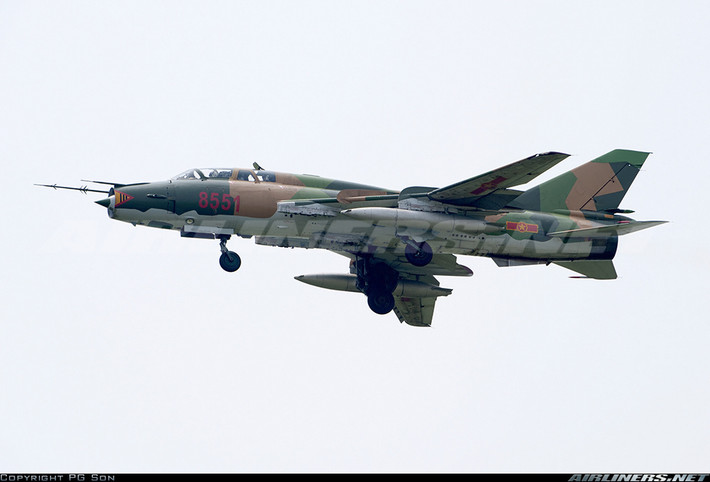 Cũng theo BQP, chiếc máy bay gặp nạn là loại Su-22U - theo tài liệu của Nga thì đây là phiên bản hai chỗ ngồi dùng cho chiến đấu và huấn luyện bay của dòng máy bay tiêm kích - bom Su-22. Đây là một trong 3 loại máy bay chiến đấu chủ lực của KQND Việt Nam hiện nay. Máy bay có kiểu cánh “độc đáo” có thể “xòe ra, cụp vào”, tốc độ siêu âm Mach 1,8, có khả năng mang 4 tấn vũ khí gồm bom, tên lửa các loại…Nguồn ảnh: Airlines.net