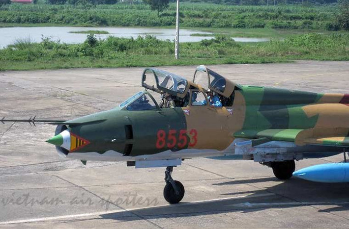 Theo BQP, vụ tai nạn đã khiến hai phi công bay huấn luyện hy sinh gồm: Trung tá Khuất Mạnh Trí, Phó Trung đoàn trưởng, Tham mưu trưởng, sinh năm 1978; quê quán: phường Lê Lợi, thị xã Sơn Tây, thành phố Hà Nội; Thượng tá Phạm Giang Nam, Chủ nhiệm bay Trung đoàn 921, sinh năm 1972; quê quán: Thụy Bình, Thái Thụy, Thái Bình. Trong ảnh là một chiếc Su-22 hai chỗ ngồi của KQND Việt Nam. Nguồn ảnh: Vietnam Air Spotter