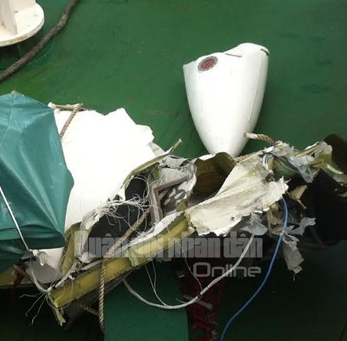 Đáng nói, lúc 12h30 ngày 16/6, trong khi đang bay tìm kiếm chiếc Su-30 trên vùng biển Bạch Long Vỹ, máy bay tuần thám CASA 212 mang số hiệu 8983 bị rơi khiến toàn bộ phi hành đoàn hi sinh. Mãi tới sáng 17/6, các mảnh vỡ máy bay CASA mới được tìm thấy. Nguồn ảnh: QĐND