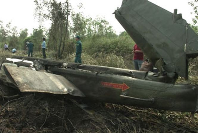 Chưa đầy một năm sau, 7h23 phút sáng ngày 28/1/2015, một chiếc trực thăng UH-1 của Trung đoàn 917 (Sư đoàn 370) rơi xuống khu vực nông trường Phạm Văn Hai (huyện Bình Chánh, TP HCM) khiến 4 chiến sĩ hi sinh. Vụ tai nạn được cho là do hỏng hóc liên quan tới hệ thống điều khiển bay. Nguồn ảnh: Tiền Phong