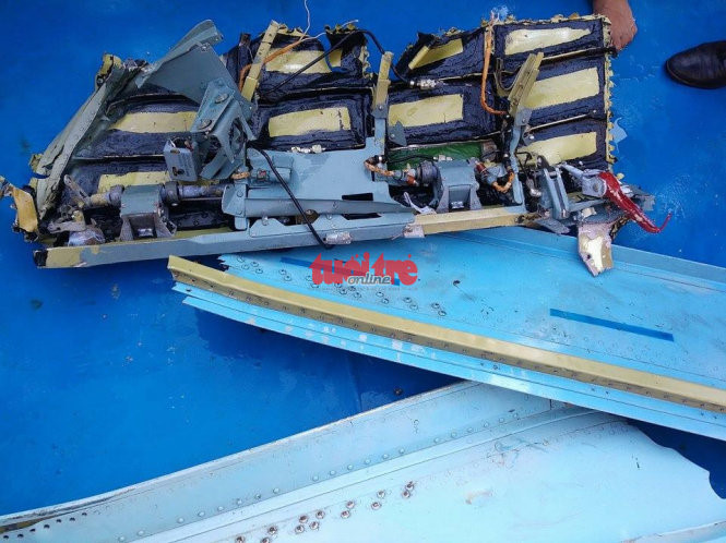 Vụ rơi máy bay đã khiến hai phi công điều khiển hai chiếc Su-22 hi sinh gồm: Trung tá Lê Văn Nghĩa lái máy bay số hiệu 5857, chức vụ Phó Trung đoàn trưởng Trung đoàn 937, Sư đoàn 370 và Đại úy Nguyễn Anh Tú, điều khiển máy bay số hiệu 5863, Phi đội phó Phi đội 1, Trung đoàn 937. Nguồn ảnh: Tuổi Trẻ