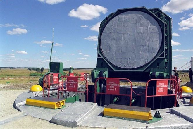 Tên lửa được thiết kế để phóng từ các silo cố định trong lòng đất. Silo có chiều sâu 41,5 m, đường kính trục 8,3 m, đường kính cửa 4,64 m. Hầm phóng có khả năng chịu vụ nổ hạt nhân có công suất một Mt.