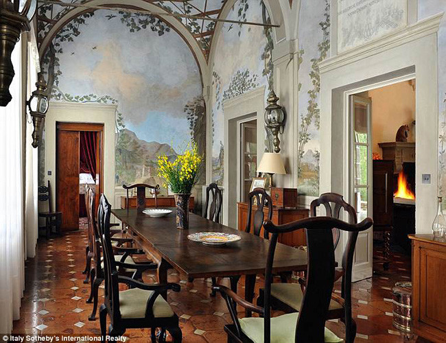 Biệt thự sở hữu “những lò sưởi Tuscan truyền thống, với sàn lát gạch đất nung, trần nhà hình vòm và những bức tường được vẽ bích họa đẹp mắt”.