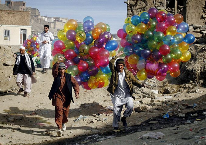 Đón năm mới vào tháng 3: Người dân Afghanistan chờ đợi đến ngày 21/3 hàng năm để tổ chức lễ hội Nowraz tại thành phố Mazar-e Sharif, ở phía bắc đất nước này, để chào đón năm mới thay vì ngày 31/12 như đa phần thế giới.