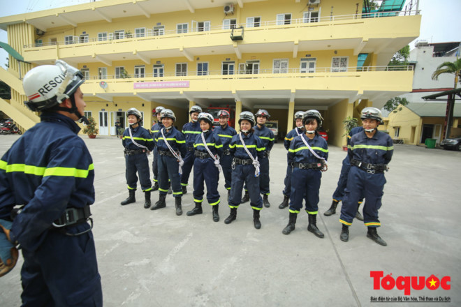 Năm "bông hoa thép" :Trung tá Nguyễn Thị Thu Hiền, Đội trưởng; Đại úy Phan Thị Ngọc Anh, Đội phó; Đại úy Nguyễn Thị Ngọc Lan; Thượng úy Trần Thị Thủy, Thiếu úy Nguyễn Thị Lụa thuộc biên chế đội cứu hộ, cứu nạn - Cảnh sát Phòng cháy Chữa cháy thành phố Hà Nội.