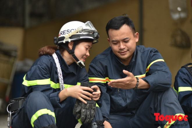 "Cũng trong nhiều trường họp cứu người trong không gian hẹp thì những chiến sĩ nữ luôn có ưu thế hơn hẳn so với chiến sĩ nam. Họ khéo leo, nhanh nhẹn, nhưng cũng không kém phần mưu trí, sáng tạo" - Vị lãnh đạo đội chia sẻ.