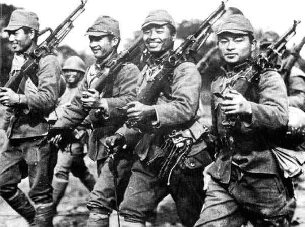 Nhật Bản đã tham gia vào hai cuộc chiến tranh thế giới, và trong cuộc chiến tranh thế giới II, Đế quốc Nhật Bản đã sụp đổ. Quân đội Nhật Bản có điểm đặc trưng là sử dụng các trang bị vũ khí công nghệ cao, chính điều đó làm cho quân đội họ trở thành một trong những quân đội mạnh nhất trên thế giới. Nguồn ảnh: Wikipedia