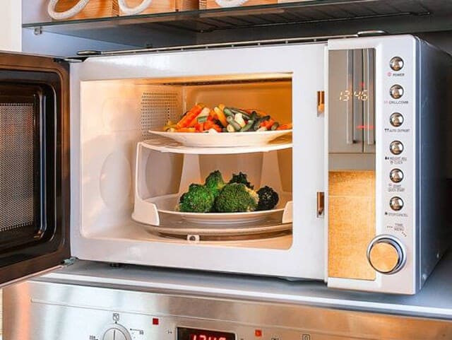 Để đảm bảo lò vi sóng không trở thành ổ vi khuẩn, nấm mốc và bốc mùi hôi khó chịu, ngay khi sử dụng xong bạn nên mở cửa lò để mùi thực phẩm bay ra ngoài, tránh bị ám bên trong.
