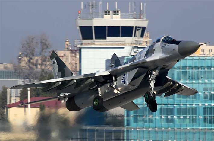 Trong ảnh, tiêm kích đánh chặn hạng nhẹ MiG-29 của Không quân Ukraine cất cánh. Tính tới thời điểm năm 2013 thì Không quân Ukraine có 80 chiếc MiG-29 đủ kiểu loại gồm: MiG-29A, MiG-29S, MiG-29UB. Tuy nhiên, tính tới thời điểm tháng 5/2014 thì nước này chỉ còn có 32 chiếc MiG-29 hoạt động tốt, phần còn lại nằm ở Crimea và bị mất tại miền Đông.