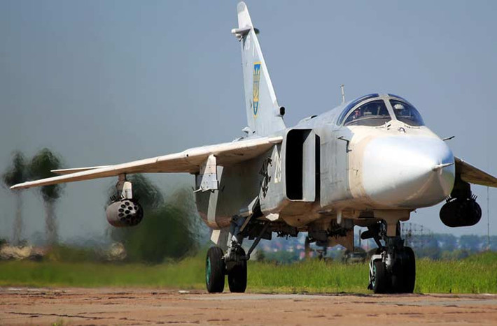 Về mặt thông số, các máy bay Su-24M của Không quân Ukraine có thể mang được các loại vũ khí tấn công đối đất chính xác cao. Tuy nhiên, dường như Ukraine không có các vũ khí như vậy, và họ buộc phải dùng bom, rocket không điều khiển. Đây có lẽ là lý do chính khiến Su-24M chịu tổn thất ở miền Đông Ukraine trước tên lửa vác vai.
