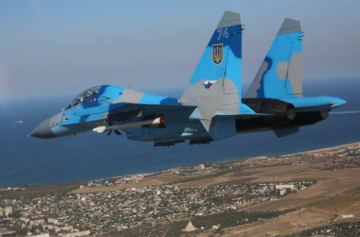 Trong đó, Su-27 là thế hệ đầu tiên của dòng tiêm kích Sukhoi huyền thoại này, chỉ được sản xuất số lượng nhỏ dùng động cơ AL-31; Su-27S là biến thể sản xuất hàng loạt đầu tiên dùng động cơ AL-31F; Su-27P là biến thể tiêu chuẩn sản xuất loạt, nhưng không có hệ thống điều khiển vũ khí không đối đất và Su-27UB là biến thể huấn luyện 2 chỗ ngồi. Trong ảnh, mẫu huấn luyện Su-27UB mang 2 đạn đối không tầm trung R-27 tuần tra không phận.