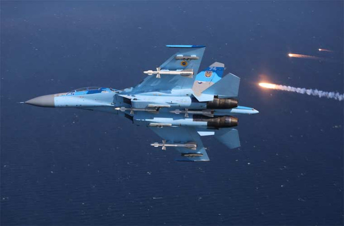 Tiêm kích Su-27UB phóng mồi bẫy tầm nhiệt khi đang bay tuần tra trên Biển Đen. Cơ bản thì các máy bay Su-27 của Không quân Ukraine đều mang được 8 tấn vũ khí gồm các loại tên lửa không đối không, nhưng không thể mang vũ khí tấn công mặt đất chính xác cao.