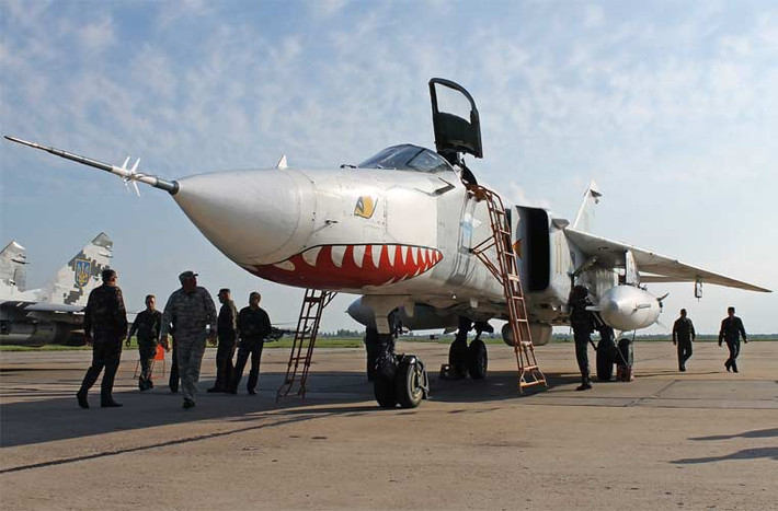 Các kĩ thuật viên Không quân Ukraine đang chuẩn bị cho một chuyến bay tập máy bay cường kích siêu âm Su-24M. Không quân Ukraine nhận tổng cộng 120 chiếc Su-24M sau năm 1991, nhưng hiện tại chỉ còn trong biên chế 19 chiếc.