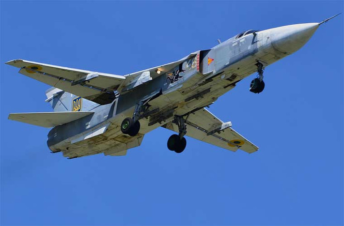 Máy bay cường kích Su-24M cất cánh thực hiện chuyến bay tập.