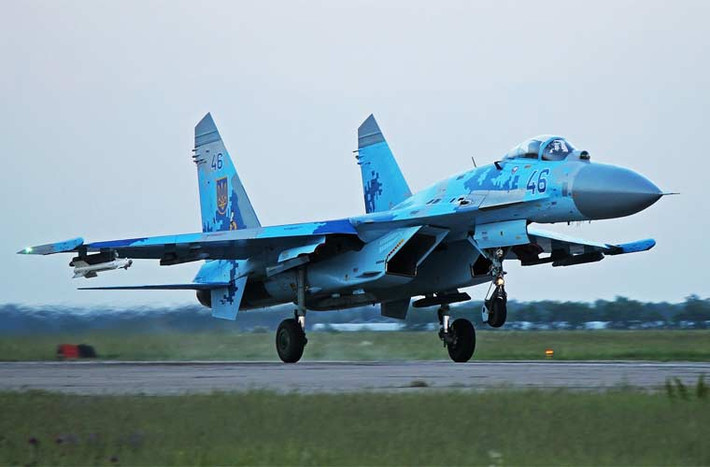 Trong ảnh, tiêm kích đa năng hạng nặng Su-27 của Không quân Ukraine đang lăn bánh trên đường băng chuẩn bị bốc đầu lên không trung.