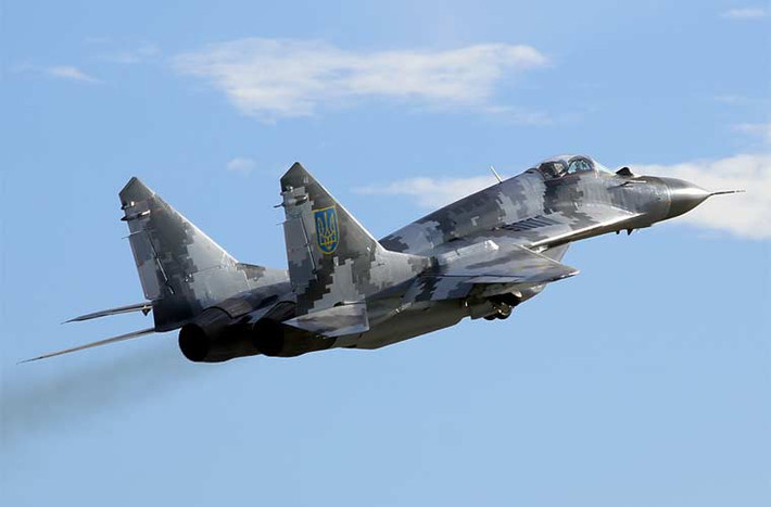 Tiêm kích MiG-29 Không quân Ukraine sở hữu đều thuộc thế hệ đầu dòng MiG với trang bị radar tính năng hạn chế, vũ khí mang được chỉ có 3,5 tấn. Chúng thậm chí không có khả năng mang vũ khí tấn công mặt đất chính xác cao. Chính vì vậy, trong các chiến dịch không kích ở miền Đông, MiG-29 buộc phải bay thấp để thả bom, bắn rocket không điều khiển. Điều này khiến cho vũ khí phòng không tầm thấp phe ly khai phát huy tác dụng.