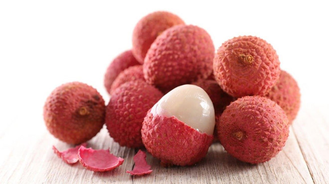 Vải: Ăn vải rất tốt cho hệ thống miễn dịch của con người. Vải cũng chứa nhiều chất chống oxy hóa, giúp cơ thể chuyển hóa chất béo và tăng sức bền. Ngoài ra, vải cũng là nguồn dinh dưỡng tuyệt vời của vitamin B, C, đồng, kali, canxi, magiê, protein và lượng chất xơ cao. Tuy nhiên, vải có tính nóng nên những người bị nhiệt miệng, nóng trong không nên ăn bởi nó sẽ làm bệnh nặng hơn và có thể gây nên những biến chứng. Ảnh: Healthline.