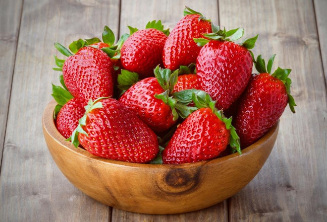 Dâu tây: Đây là loại trái cây có chứa hàm lượng lớn vitamin C, kali, natri và sắt. Thêm vào đó, dâu tây cũng là loại trái cây rất thích hợp cho người ăn kiêng vì nó có chứa rất ít calo. Ảnh: Hygienicnasta.