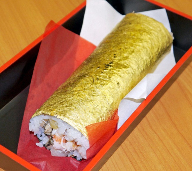 Mức giá bán sushi cuộn vàng cũng không hề rẻ hơn 10.000 yên (hơn 2 triệu đồng).
