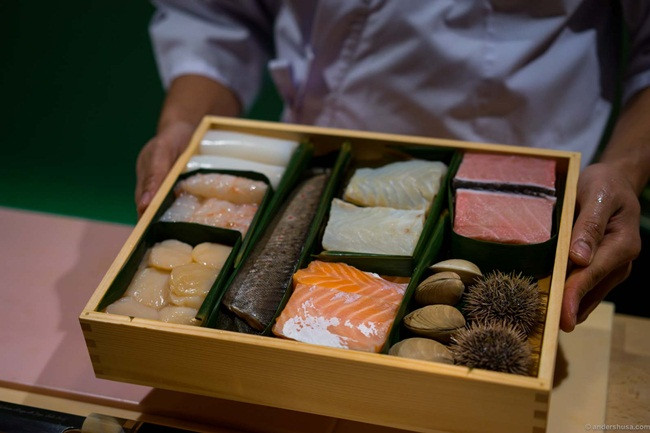 Trong ẩm thực Nhật Bản, sushi là món ăn được làm rất tinh tế và cẩn thận đến từng chi tiết.