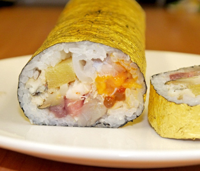 Năm 2017, một nhà hàng ở khu Shinjuku Isetan, Tokyo, Nhật Bản đã làm ra thanh sushi ấn tượng với lá vàng bọc bên ngoài.