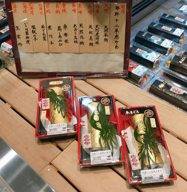 Các thanh sushi được đựng trong hộp nhựa sang chảnh để giữ chất lượng tốt nhất.
