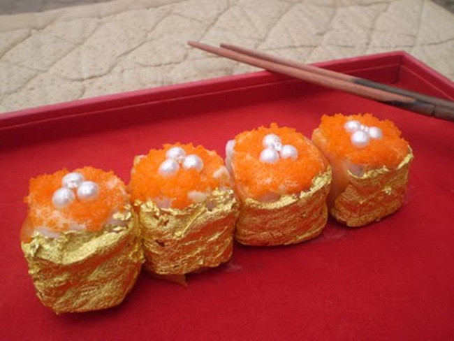 Thậm chí anh còn tạo ra món sushi cuộn vàng đặt cả kim cương và ngọc trai phía trên.