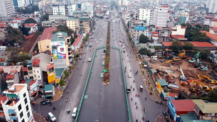Trong thời gian thi công, việc mặt đường bị thu hẹp sẽ khiến đường Trường Chinh gặp nhiều khó khăn về giao thông bởi đây là tuyến đường huyết mạch, mật độ giao thông rất cao. Ngay cả khi chưa thi công, 2 đầu Ngã Tư Sở và Ngã Tư Vọng đã thường xuyên ùn tắc vào giờ cao điểm.