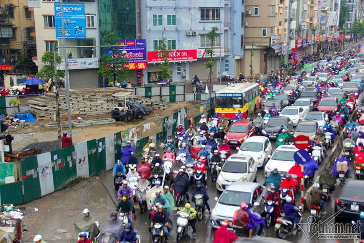 Đầu Ngã Tư Vọng vẫn đang bị thu hẹp do có công trình chưa được thi công xong, ùn tắc bất kể ngày đêm.