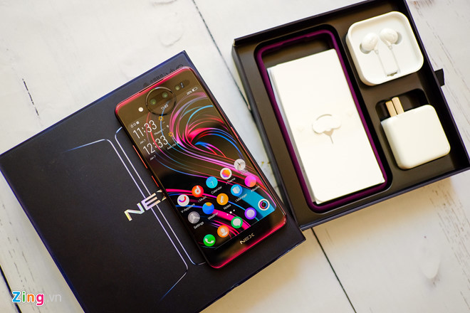 Vivo Nex S là model có cảm biến vân tay trong màn hình đầu tiên và phiên bản kế nhiệm Vivo Nex 2 có sự thay đổi mạnh mẽ về thiết kế. Nex 2 tạo cảm giác khác biệt so với đa số smartphone hiện nay. Ở mặt trước model này có màn hình lớn 6,4 inch Full HD, tỉ lệ 19.5:9, phần viền màn hình được làm mỏng. Trong khi ở mặt sau máy có thêm một màn hình phụ 5,5 inch Full HD tỉ lệ 16:9.