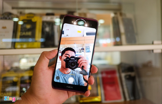 Do model này không có camera selfie ở mặt trước nên người dùng phải chuyển sang màn hình phụ để chụp ảnh. Máy có nhiều chế độ chụp ảnh như làm đẹp, AI, AR Sticker….